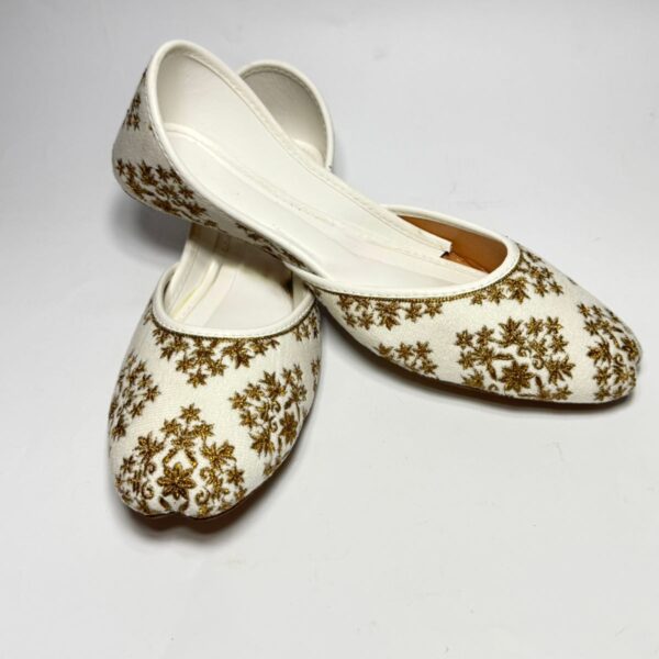 White Embroidered Women’s Khussa